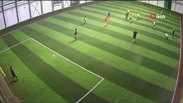 Faul sonrasında halı saha boks ringine döndü