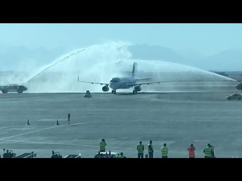 رش طائرة السائحين الفنلنديين بالماء أثناء هبوطه...