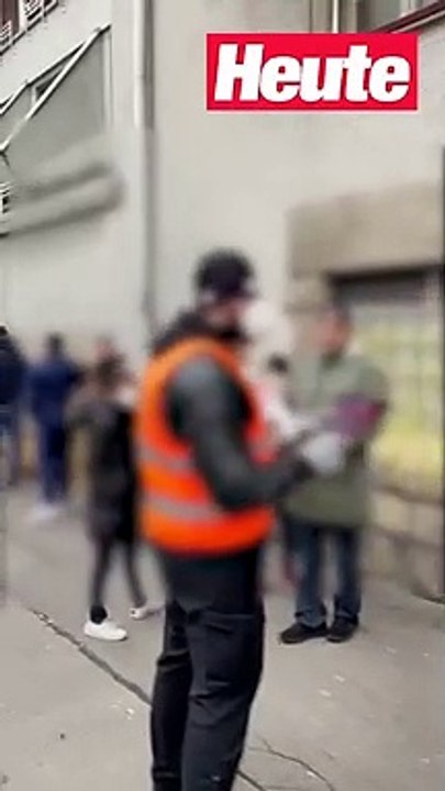 Gemeindebau-Böllershop verkauft wieder – Riesenschlange