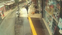 Yaşlı kadın sokakta yere yığılıp kaldı, yoldan geçenlerin duyarsızlığı pes dedirtti