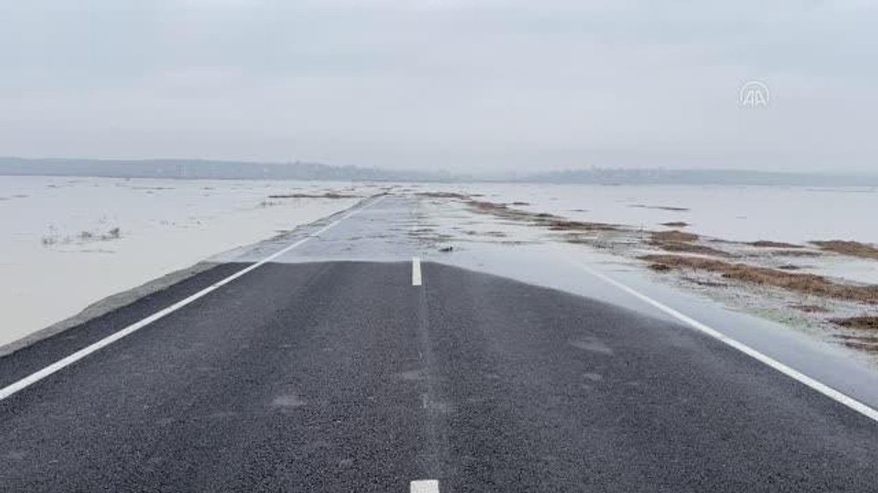 Ergene Nehri'nin yatağından taşması nedeniyle bazı köy yolları ulaşıma kapandı