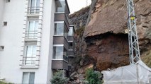 Kaya parçalarının isabet ettiği binanın balkonu çöktü