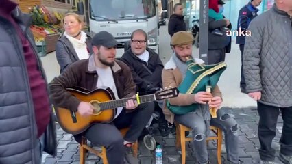 Fındıklı Belediyesi'nin çağrısıyla halk, Karadeniz türküleri eşliğinde parke taşı döşedi