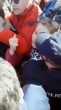 En Uruguay el pueblo ya se ha dado cuenta de lo que está pasando y lo demuestran acorralando en la calle al presidente del país