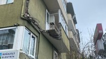 Avcılar'da 4 katlı binanın 2. katında balkon çöktü