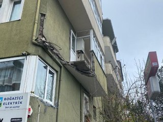 Avcılar'da balkon çöktü: 1 yaralı-1