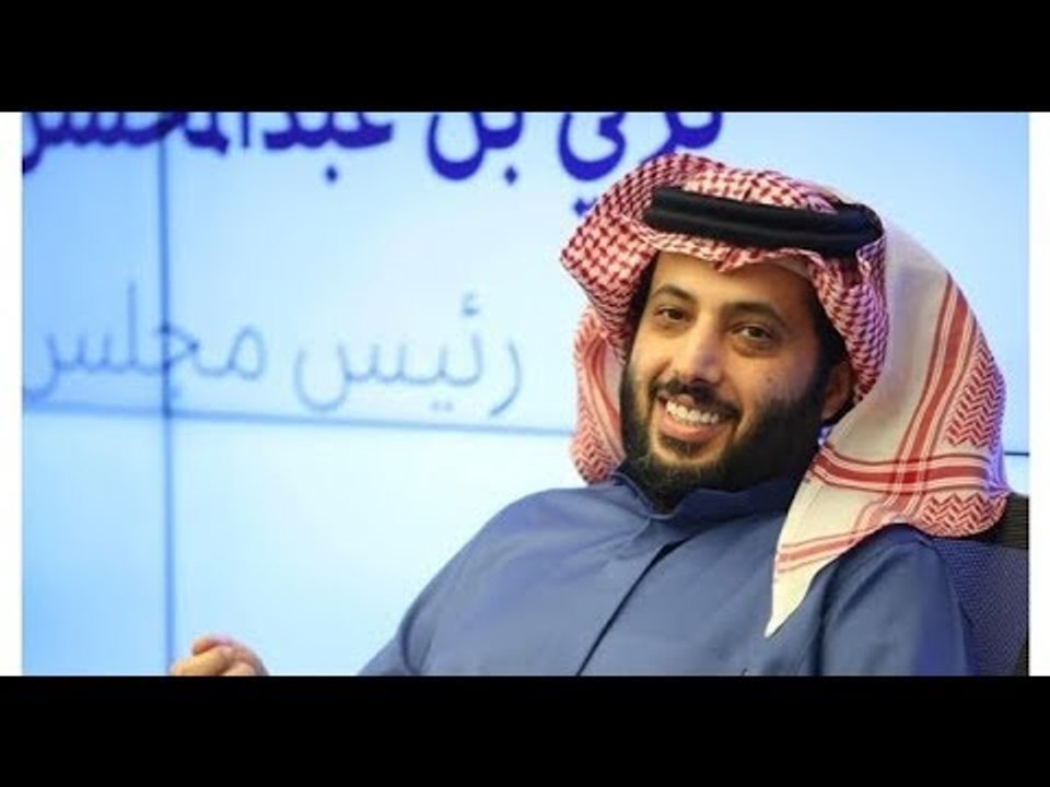 جمهور بيراميدز يحمل لافتة تركي آل الشيخ قبل مباراة المقاولون