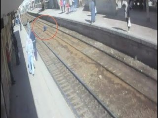 الوطن تكشف تفاصيل أكذوبة طفل التنمر على قضبان قطار فيكتوريا