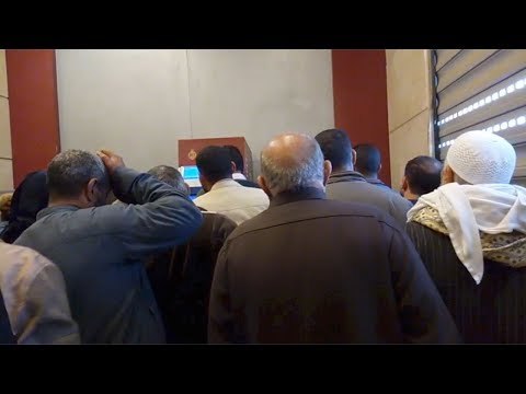 زحام شديد على ماكينات الصراف الآلي بالفيوم لصرف المعاشات