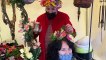 Il coiffe avec des fleurs sur le marché de noël de Sarlat