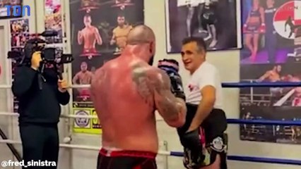 Un champion de kickboxing antivax meurt du covid