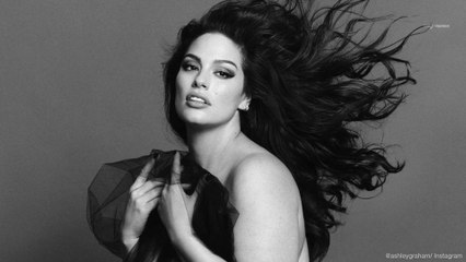 Ashley Graham pose nue avec la silhouette de ses jumeaux dessinée sur son ventre