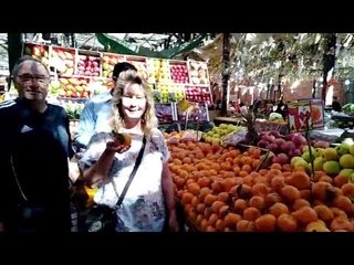 سائحون يعبرون عن سعادتهم في أسواق الغردقة