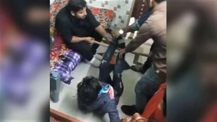 Скачать видео: Politics stirred over thrashing Dalit minor in Amethi