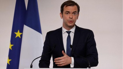FEMME ACTUELLE - Covid-19 : Olivier Veran retrouve sa blouse de médecin et vaccine des Français