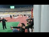 أمير مرتضى يلتقط سيلفي مع جمهور الزمالك قبل مباراة بترو أتليتكو