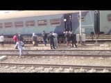 مواطنون يعبرون قضبان السكة الحديد خلال جولة وزير النقل