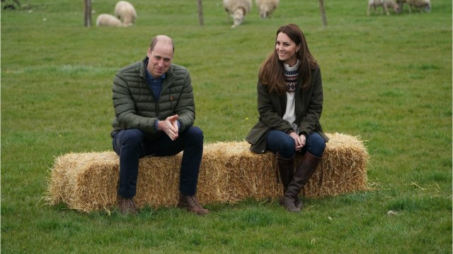 FEMME ACTUELLE - Kate Middleton : la duchesse surprend en prenant les commandes d’un… tracteur !
