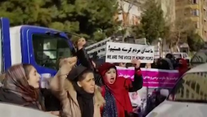 아프간 여성들, 탈레반 항의 시위 벌이다 강제 해산 / YTN