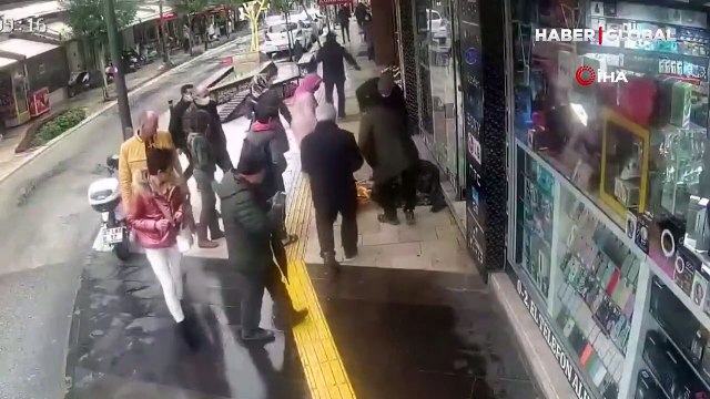 Mavavgat'ta eşi yere yığılıp kalan yaşlı adam ne yapacağını bilemedi! O anlar kamerada