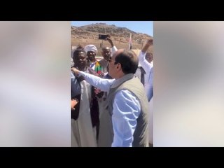 الرئيس السيسي يوقف موكبه لمصافحة أهالي أسوان