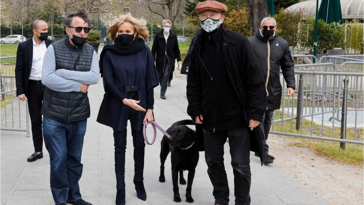 FEMME ACTUELLE - Brigitte Macron en promenade avec son chien : itinéraire d'un Nemo gâté