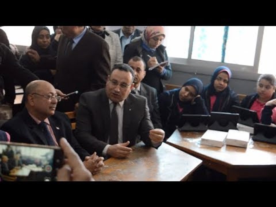 بعد توزيع التابلت.. محافظ الإسكندرية على الدكة مع طلاب أولى ثانوي