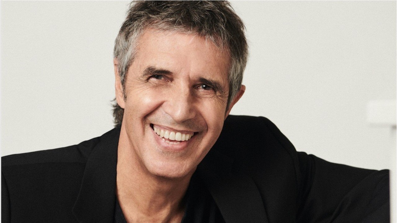 FEMME ACTUELLE - Son retour en France, sa famille, la musique, ses amis décédés: Julien Clerc se confie à coeur ouvert