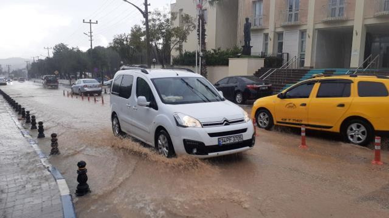 Bodrum ve Marmaris'te etkili olan sağanak günlük yaşamı olumsuz etkiliyor