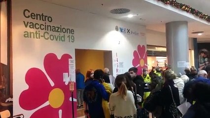 Vaccinazioni Pesaro, coda al centro commerciale Iper Rossini