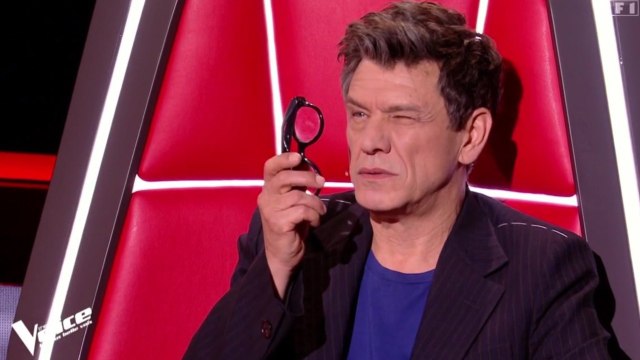FEMME ACTUELLE - The Voice : pourquoi Marc Lavoine effectue-t-il ce geste bizarre avec ses lunettes ?