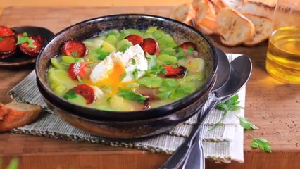 La soupe aux poireaux, chorizo et oeuf poché