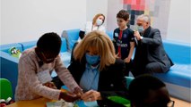FEMME ACTUELLE - Brigitte Macron non masquée au chevet d'un enfant malade ? Cette photo qui fait le buzz
