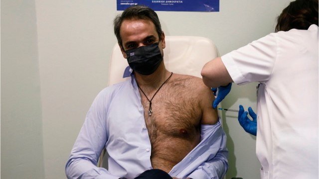FEMME ACTUELLE - Chemise ouverte et torse musclé : la vaccination du Premier ministre grec fait le buzz sur les réseaux sociaux