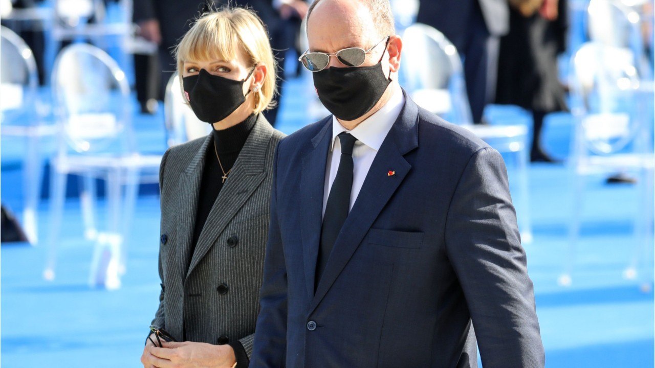 FEMME ACTUELLE - Charlène et Albert de Monaco : pour Noël, le Prince enfile une tenue surprenante !