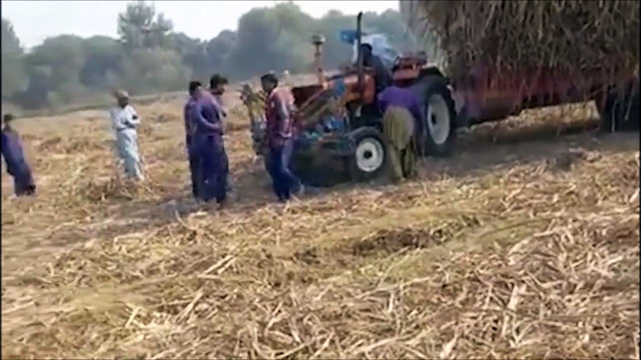 Ce paysan a mis beaucoup trop de foin dans la remorque !