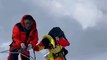 Un homme amputé des 2 jambes escalade le sommet du Manalsu (8163m)