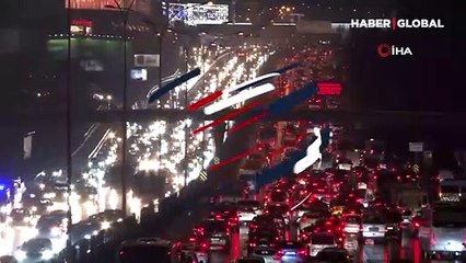 İstanbul'da hayat felç oldu! Trafik yoğunluğu %85...