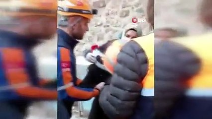 Kaleyi gezen kadın, definecilerin olduğu çukura düştü