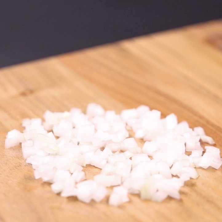 CUISINE ACTUELLE - Tuto, comment ciseler et émincer un oignon.