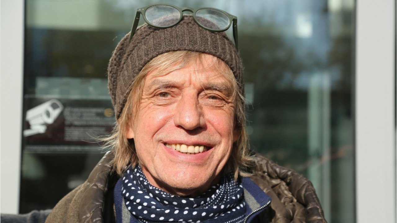 FEMME ACTUELLE - Jean-Louis Aubert hospitalisé : mal rasé, bonnet sur la tête… ce message qu’il adresse à ses fans