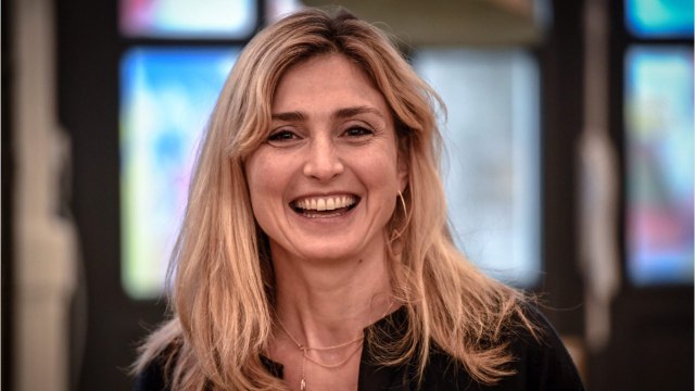 FEMME ACTUELLE - Cuisine, ménage, massage… Comment Julie Gayet a préparé ses fils à être des hommes parfaits