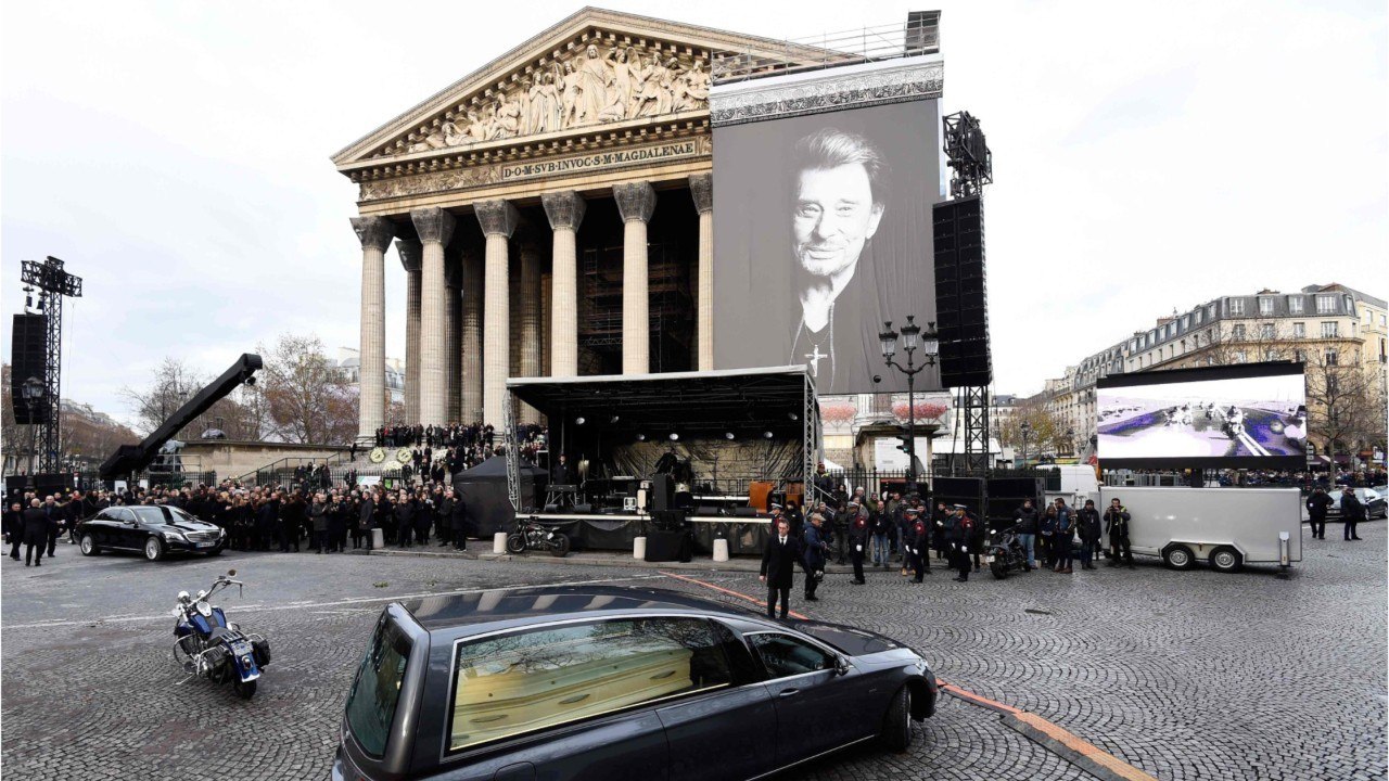 FEMME ACTUELLE - Obsèques de Johnny Hallyday : cette dernière tenue inattendue qu'il portait dans son cercueil