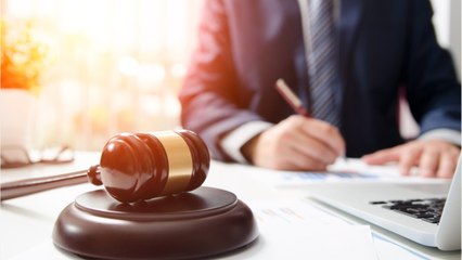 FEMME ACTUELLE - Un avocat de 41 ans fait un procès à ses parents pour "les contraindre à le soute­nir finan­ciè­re­ment"... à vie !