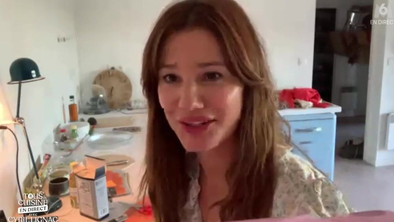 FEMME ACTUELLE - "Tous en cuisine" : faute d'évier, Alice Pol réalise sa recette depuis la salle de bain