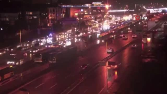 İncirli Metrobüs Durağı'nın çıkışında bir metrobüsün motor kısmından dumanlar yükseldi