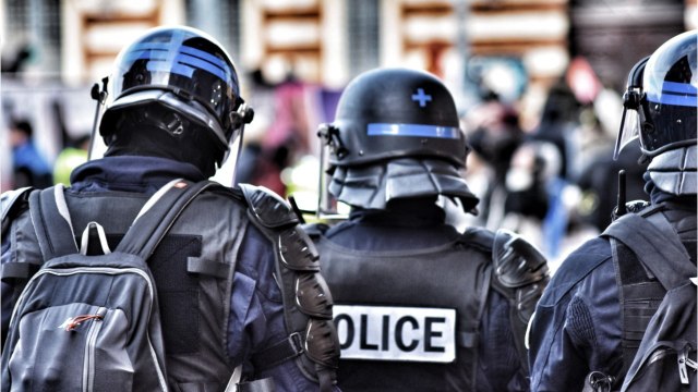 FEMME ACTUELLE - Insultes racistes, humiliations..., un policier dénonce des faits de maltraitance dans les cellules du tribunal de Paris