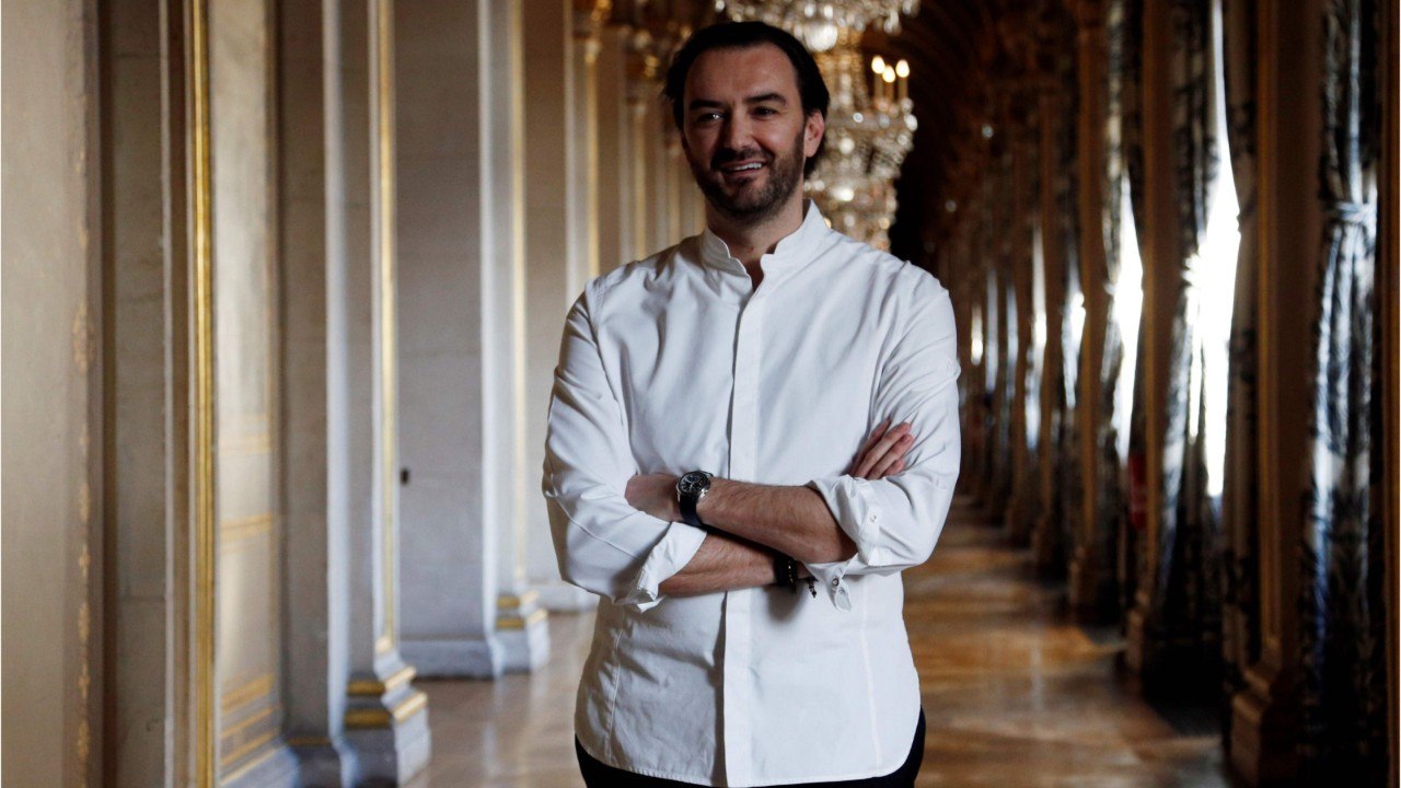 FEMME ACTUELLE - Cyril Lignac  : qui est cet ami qui lui a fait une visite surprise en plein tournage ?