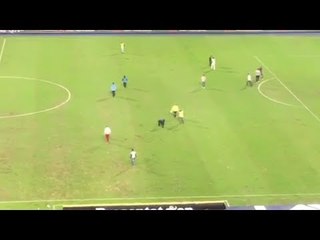 عمال صيانة يفحصون ملعب برج العرب بين شوطي لقاء الأهلي والزمالك