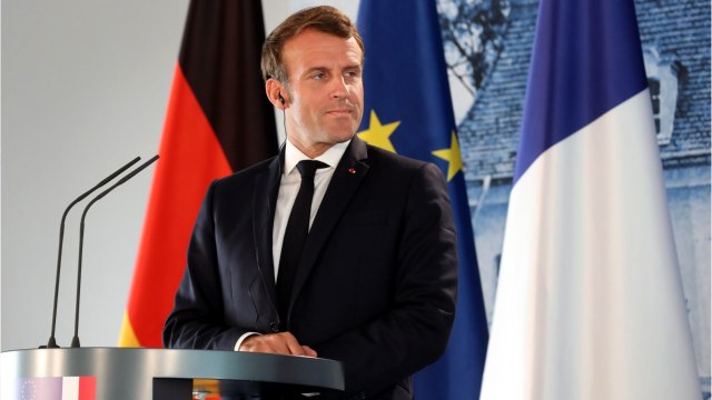 FEMME ACTUELLE - Emmanuel Macron en prêtre catholique ? Cette photo avec le pape Jean-Paul II fait le buzz